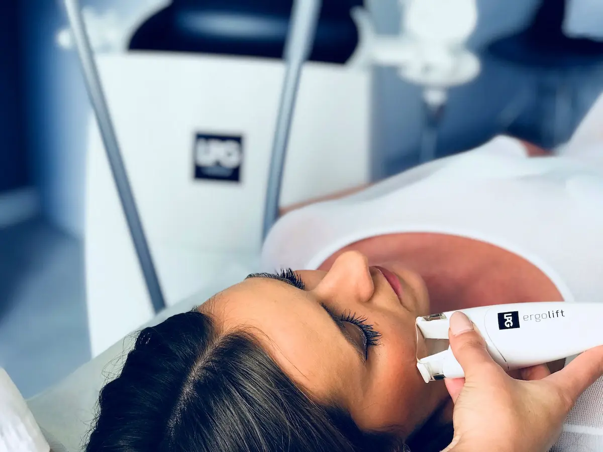 Endermologia twarzy LPG: głowica Ergolift prowadzona po policzku klientki, zdjęcie poglądowe producenta