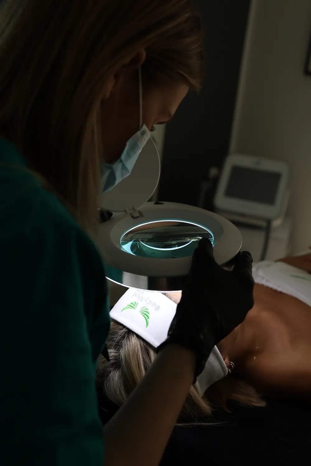 Laser frakcyjny: Skutki uboczne i jak ich unikać podczas terapii
